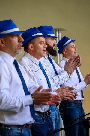 Koncert Chóralne Majówki: Chór Fox Vox - Na amfiteatralnej scenie śpiewająca męska część chóru Fox Vox