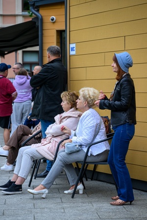 Koncert Chóralne Majówki: Chór Fox Vox - Amfiteatralna publiczność zasłuchana podczas koncertu chóru Fox Vox