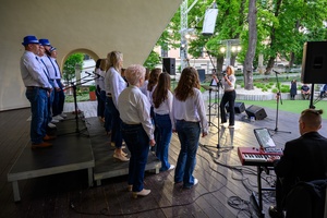 Koncert Chóralne Majówki: Chór Fox Vox - Na amfiteatralnej scenie śpiewający chór Fox Vox