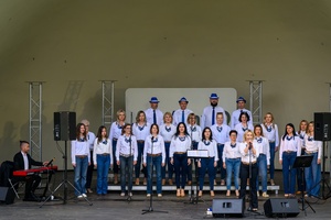 Koncert Chóralne Majówki: Chór Fox Vox - Na amfiteatralnej scenie śpiewający chór Fox Vox