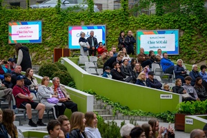 Koncert Chóralne Majówki: Chór Fox Vox - Amfiteatralna publiczność zasłuchana podczas koncertu chóru Fox Vox