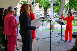 Koncert Chóralne Majówki: Chór SOLski - Na amfiteatralnej scenie śpiewający Chór SOLski