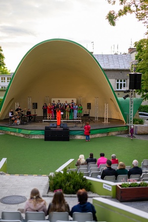 Koncert Chóralne Majówki: Chór SOLski - Na amfiteatralnej scenie śpiewający Chór SOLski