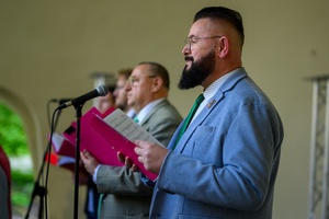 Koncert Chóralne Majówki: Chór SOLski - Na amfiteatralnej scenie śpiewająca męska część Chóru SOLski