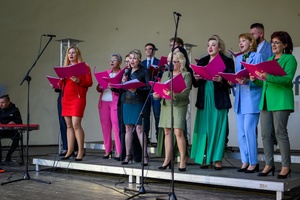 Koncert Chóralne Majówki: Chór SOLski - Na amfiteatralnej scenie śpiewający Chór SOLski