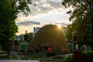 Koncert Chóralne Majówki: Chór SOLski - Na amfiteatralnej scenie śpiewający Chór SOLski