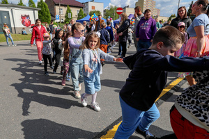 Święto Grabówki - Zabawa najmłodszych przed sceną podczas występu Ewy Judasz-Jakubiak E-Muz