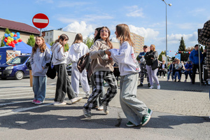 Święto Grabówki - Zabawa najmłodszych przed sceną podczas występu Ewy Judasz-Jakubiak E-Muz