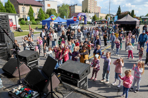 Święto Grabówki - Zabawa najmłodszych przed sceną podczas występu Ewy Judasz-Jakubiak E-Muz