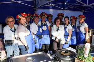 Święto Grabówki - Panie z Koła Gospodyń Wiejskich "Cuda&Wianki Pawęzowianki"