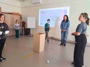 "W pełnym wymiarze" - Prowadzące warsztaty wraz z grupą uczniów z Tarnowskiej Szkoły Montessori