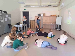 "W pełnym wymiarze" - Prowadzące warsztaty wraz z grupą uczniów z Tarnowskiej Szkoły Montessori