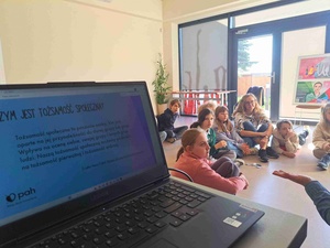 "W pełnym wymiarze" - Prowadzące warsztaty wraz z grupą uczniów z Tarnowskiej Szkoły Montessori