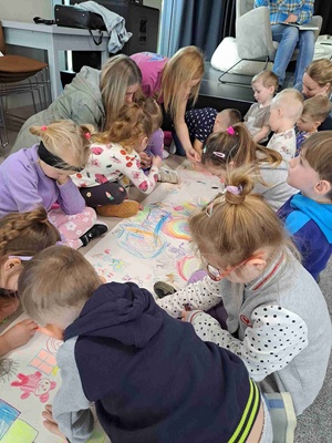 Poczytanki rysowanki - Uczestnicy warsztatów podczas poczytanek rysowanek