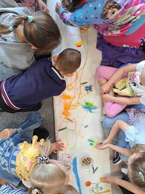 Poczytanki rysowanki - Uczestnicy warsztatów podczas poczytanek rysowanek