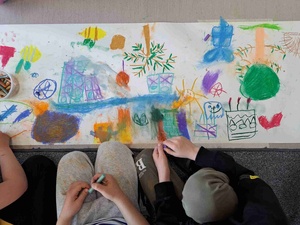 Poczytanki rysowanki - Uczestnicy warsztatów podczas poczytanek rysowanek