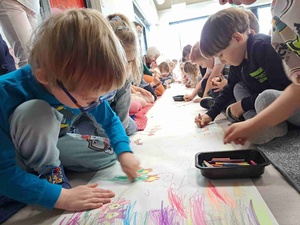 Poczytanki rysowanki - Uczestnicy warsztatów podczas poczytanek rysowanek