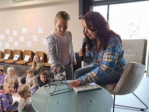 Poczytanki rysowanki - Uczestnicy warsztatów podczas poczytanek rysowanek