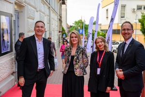 39. TNF - Dzień 1 (30.05.2025) - Od lewej: Tomasz Kapturkiewicz - dyr. TCK, Dominika Dąbek - zastępca dyr. TCK, Magdalena Piątek - dyr. TNF, Jakub Kwaśny - prezydent Tarnowa przed Marzeniem na czerwonym dywanie