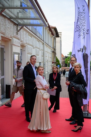 39. TNF - Dzień 1 (30.05.2025) - Od lewej: Tomasz Kapturkiewicz - dyr. TCK, Małgorzata Mękal - przewodnicząca Rady Miasta, Magdalena Piątek - dyr. TNF, Jakub Kwaśny - prezydent Tarnowa, Agnieszka Kawa - v-ce prezydent Tarnowa przed Marzeniem na czerwonym dywanie