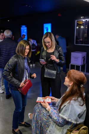 39. TNF - Dzień 1 (30.05.2025) - Widzowie w hallu kina w oczekiwaniu na seans