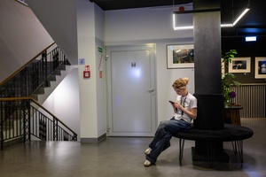 39. TNF - Dzień 1 (30.05.2025) - Wolontariuszka TNF w hallu Marzenia