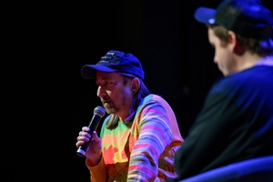 39. TNF - Dzień 1 (30.05.2025) - Na scenie Ryszard Jaźwiński prowadzący spotkanie z Bartoszem M. Kowalskim po seansie "Ciszy nocnej"