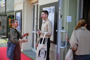 39. TNF - Dzień 1 (30.05.2025) - Przedstawiciele Jury Młodzieżowego przed wejściem do kina