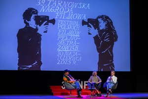 39. TNF - Dzień 1 (30.05.2025) - Na scenie Ryszard Jaźwiński prowadzący spotkanie producentkami filmu "Simona Kossak" Agatą Szymańską i Magdaleną Kamińską