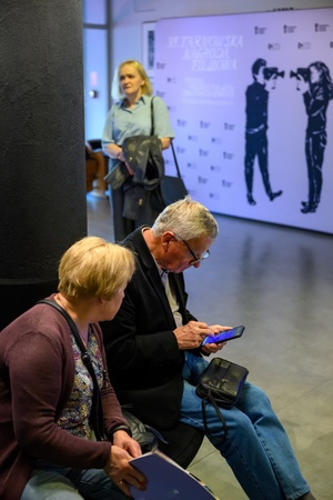 39. TNF - Dzień 1 (30.05.2025) - Widzowie w hallu kina w oczekiwaniu na seans