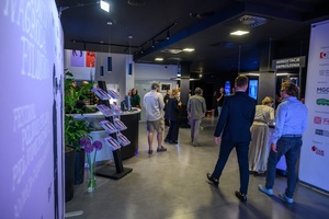 39. TNF - Dzień 1 (30.05.2025) - Widzowie w hallu kina w oczekiwaniu na seans