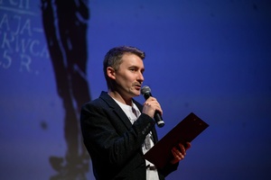 39. TNF - Dzień 1 (30.05.2025) - Na scenie dyrektor artystyczny TNF Kuba Armata podczas otwarcia 39. TNF