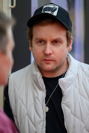 39. TNF - Dzień 1 (30.05.2025) - Na pierwszym planie reżyser "Ciszy nocnej" Bartosz M. Kowalski w oczekiwaniu na spotkanie z widzami