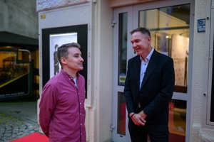 39. TNF - Dzień 1 (30.05.2025) - Od prawej: Kuba Armata - dyr,. artystyczny TNF w rozmowie z Tomaszem Kapturkiewiczem - dyr. TCK przed Marzeniem