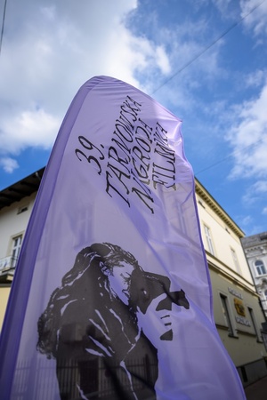 39. TNF - Dzień 1 (30.05.2025) - Flaga 39. TNF przed kinem Marzenie