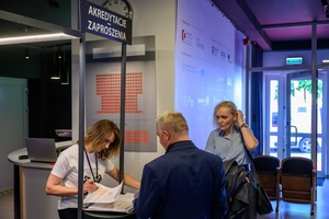 39. TNF - Dzień 1 (30.05.2025) - Punkt akredytacyjny w hallu kina, w którym przyznawane są miejsca widzom