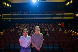 39. TNF - Dzień 1 (30.05.2025) - Na scenie Marzenia producentki filmu "Simona Kossak" Agata Szymańska, Magdalena Kamińska, w tle festiwalowa publiczność