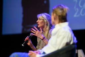 39. TNF - Dzień 1 (30.05.2025) - Na scenie Ryszard Jaźwiński prowadzący spotkanie producentkami filmu "Simona Kossak" Agatą Szymańską i Magdaleną Kamińską