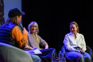 39. TNF - Dzień 1 (30.05.2025) - Na scenie Ryszard Jaźwiński prowadzący spotkanie producentkami filmu "Simona Kossak" Agatą Szymańską i Magdaleną Kamińską