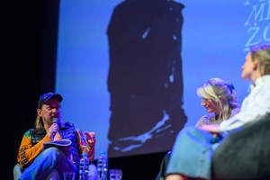 39. TNF - Dzień 1 (30.05.2025) - Na scenie Ryszard Jaźwiński prowadzący spotkanie producentkami filmu "Simona Kossak" Agatą Szymańską i Magdaleną Kamińską