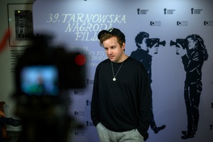 39. TNF - Dzień 1 (30.05.2025) - Reżyser "Ciszy nocnej" Bartosz M. Kowalski przed ścianką 39. TNF w hallu Marzenia