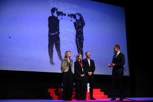 39. TNF - Dzień 1 (30.05.2025) - Na scenie prezydent Tarnowa Jakub Kwaśny otwierający 39. TNF z organizatorami festiwalu (od lewej) Dominiką Dąbek, Magdaleną Piątek, Tomaszem Kapturkiewiczem