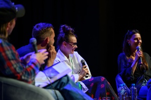 39. TNF - Dzień 2 (31.05.2025) - Na scenie od prawej: aktorki Angelika Smyrgała, Nel Kaczmarek, reżyser Korek Bojanowski i prowadzący spotkanie Ryszard Jaźwiński po projekcji "Utraty równowagi"