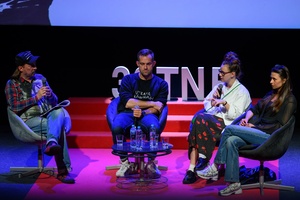39. TNF - Dzień 2 (31.05.2025) - Na scenie od prawej: aktorki Angelika Smyrgała, Nel Kaczmarek, reżyser Korek Bojanowski i prowadzący spotkanie Ryszard Jaźwiński po projekcji "Utraty równowagi"