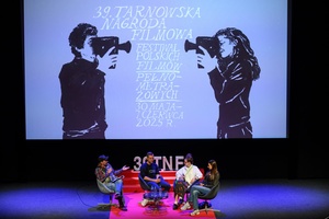 39. TNF - Dzień 2 (31.05.2025) - Na scenie od prawej: aktorki Angelika Smyrgała, Nel Kaczmarek, reżyser Korek Bojanowski i prowadzący spotkanie Ryszard Jaźwiński po projekcji "Utraty równowagi"