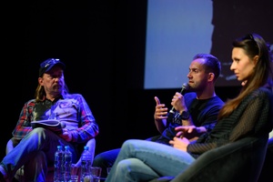 39. TNF - Dzień 2 (31.05.2025) - Na scenie od prawej: aktorki Angelika Smyrgała, Nel Kaczmarek, reżyser Korek Bojanowski i prowadzący spotkanie Ryszard Jaźwiński po projekcji "Utraty równowagi"