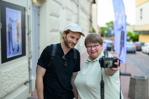 39. TNF: Dzień 3 (1.06.2025) - Festiwalowiczka robiąca sobie zdjęcie z Magnusem von Hornem przed Marzeniem