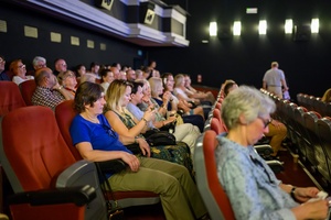 39. TNF: Dzień 3 (1.06.2025) - Festiwalowicze w w sali kinowej w oczekiwaniu na projekcję konkursową "Dziewczyny z igłą"