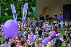39. TNF: Dzień 3 (1.06.2025) - Rodzice z pociechami na widowni w Amfiteatrze Letnim