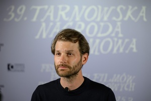 39. TNF: Dzień 3 (1.06.2025) - W hallu kina reżyser "Dziewczyny z igłą" Magnus von Horn na tle ścianki 39. TNF